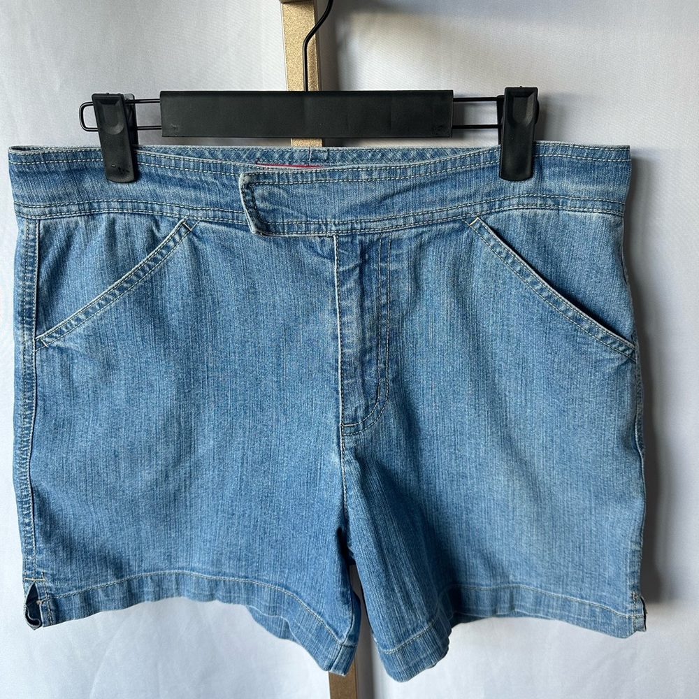 Gloria Vanderbilt Basic Loose Short. Light denim, size 6